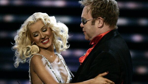Музыкант Элтон Джон и Кристина Агилера во время концерта Fashion Rocks, 7 сентября 2006 Музыкант Элтон Джон и Кристина Агилера во время концерта Fashion Rocks, 7 сентября 2006