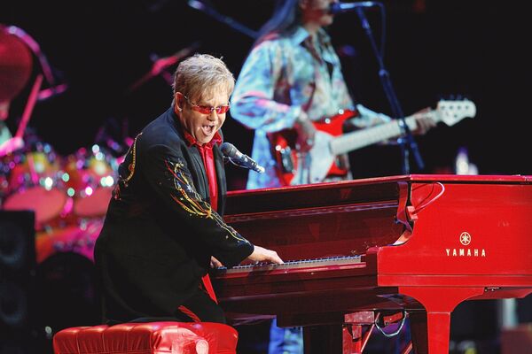 Британский певец Элтон Джон во время концертной программы Red Piano в спорткомплексе Олимпийский в Москве Британский певец Элтон Джон во время концертной программы Red Piano в спорткомплексе Олимпийский в Москве