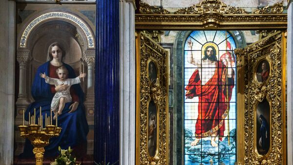 Царские врата Исаакиевского собора. В центре - витраж главного алтаря Воскресение Христа Царские врата Исаакиевского собора. В центре - витраж главного алтаря Воскресение Христа