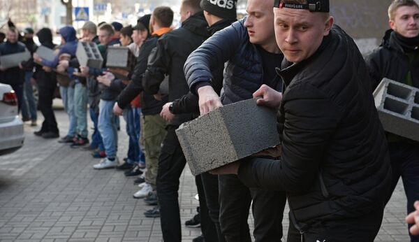 Участники акции закладывают бетонными блоками вход в центральное отделение дочернего предприятия Сбербанка России в Киеве Участники акции закладывают бетонными блоками вход в центральное отделение дочернего предприятия Сбербанка России в Киеве