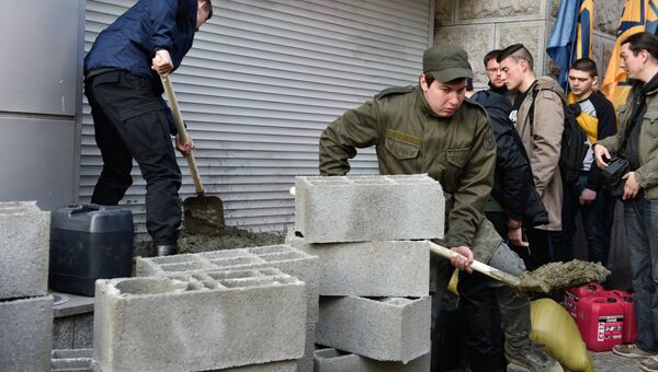 Участники акции закладывают бетонными блоками вход в центральное отделение дочернего предприятия Сбербанка России в Киеве Участники акции закладывают бетонными блоками вход в центральное отделение дочернего предприятия Сбербанка России в Киеве