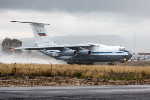 Самолет Ил-76 МД ВКС России на авиабазе Хмеймим в Сирии перед вылетом в пункт постоянной дислокации на территории России Самолет Ил-76 МД ВКС России на авиабазе Хмеймим в Сирии перед вылетом в пункт постоянной дислокации на территории России