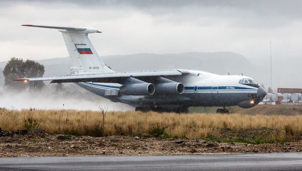 Самолет Ил-76 МД ВКС России на авиабазе Хмеймим в Сирии перед вылетом в пункт постоянной дислокации на территории России Самолет Ил-76 МД ВКС России на авиабазе Хмеймим в Сирии перед вылетом в пункт постоянной дислокации на территории России
