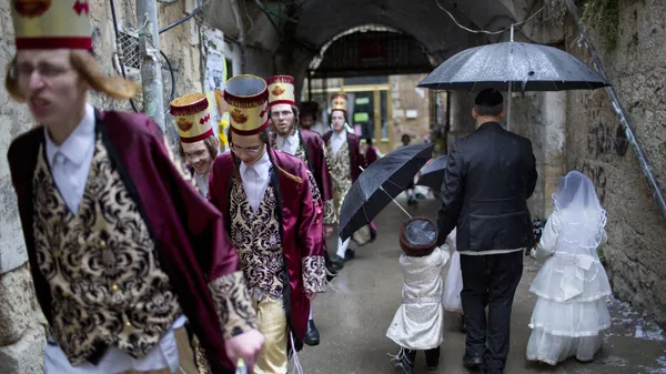 Ультра-ортодоксальные еврейские мужчины и дети во время еврейского праздника Пурим в Иерусалиме