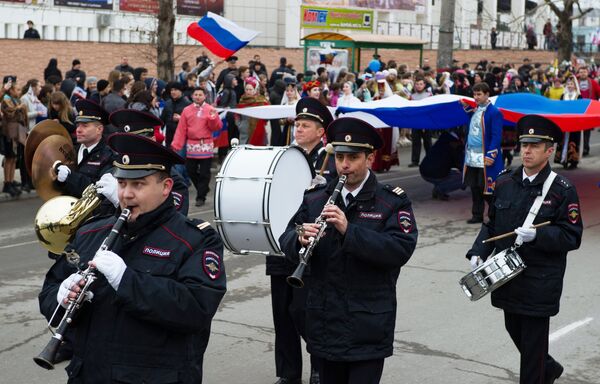Музыканты во время шествия на праздничном мероприятии, посвященных Дню Общекрымского референдума 2014 года, в Симферополе Музыканты во время шествия на праздничном мероприятии, посвященных Дню Общекрымского референдума 2014 года, в Симферополе