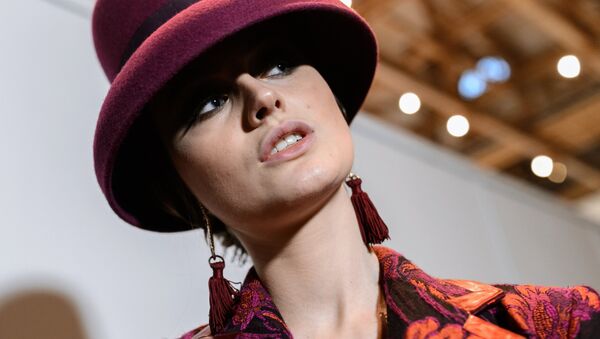 Модель в одежде из новой коллекции дизайнера Славы Зайцева в рамках Mercedes-Benz Fashion Week Russia Модель в одежде из новой коллекции дизайнера Славы Зайцева в рамках Mercedes-Benz Fashion Week Russia