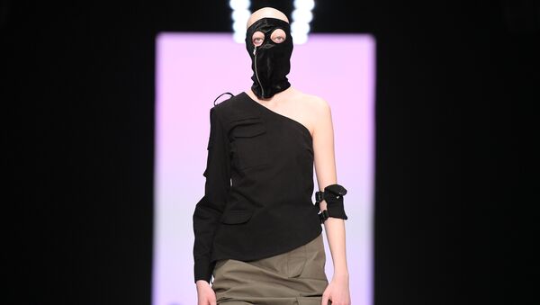 Модель демонстрирует одежду из новой коллекции Lumier Garson в рамках Mercedes-Benz Fashion Week Russia Модель демонстрирует одежду из новой коллекции Lumier Garson в рамках Mercedes-Benz Fashion Week Russia