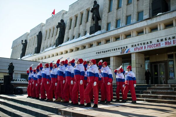 Участники представления во время митинга в честь третьей годовщины воссоединения Крыма с Россией в Омске Участники представления во время митинга в честь третьей годовщины воссоединения Крыма с Россией в Омске
