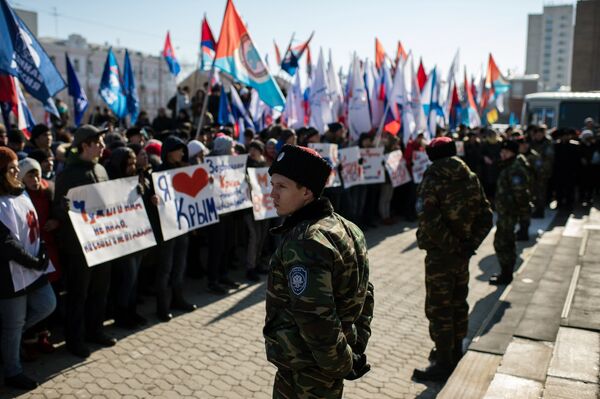 Участники митинга в честь третьей годовщины воссоединения Крыма с Россией в Омске Участники митинга в честь третьей годовщины воссоединения Крыма с Россией в Омске