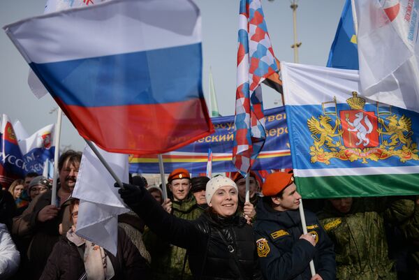 Участники митинга-концерта в Екатеринбурге, посвященного третьей годовщине воссоединения Крыма с Россией Участники митинга-концерта в Екатеринбурге, посвященного третьей годовщине воссоединения Крыма с Россией