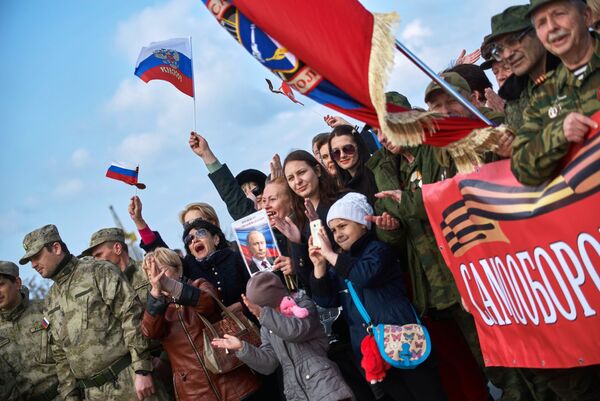 Участники митинга в честь третьей годовщины воссоединения Крыма с Россией на мысе Хрустальный в Севастополе Участники митинга в честь третьей годовщины воссоединения Крыма с Россией на мысе Хрустальный в Севастополе