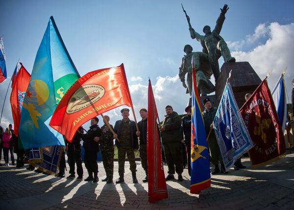 Участники митинга в честь третьей годовщины воссоединения Крыма с Россией на мысе Хрустальный в Севастополе Участники митинга в честь третьей годовщины воссоединения Крыма с Россией на мысе Хрустальный в Севастополе