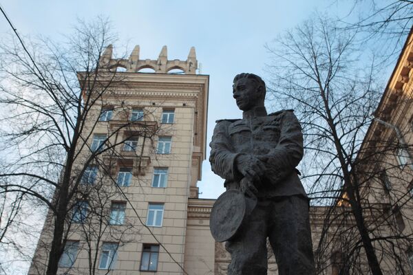 Памятник подводнику Александру Маринеско открыли в Санкт-Петербурге Памятник подводнику Александру Маринеско открыли в Санкт-Петербурге