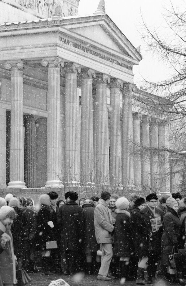 Москвичи стоят в очереди на выставку картин французских импрессионистов у Музея изобразительных искусств им. А. С. Пушкина Москвичи стоят в очереди на выставку картин французских импрессионистов у Музея изобразительных искусств им. А. С. Пушкина