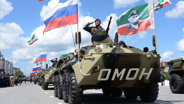 Военнослужащие во время военного парада, посвященного 71-й годовщине Победы в Великой Отечественной войне, в Грозном Военнослужащие во время военного парада, посвященного 71-й годовщине Победы в Великой Отечественной войне, в Грозном