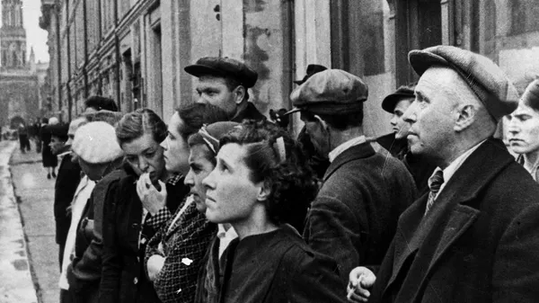 Жители столицы 22 июня 1941 года во время объявления по радио правительственного сообщения о вероломном нападении фашистской Германии на Советский Союз