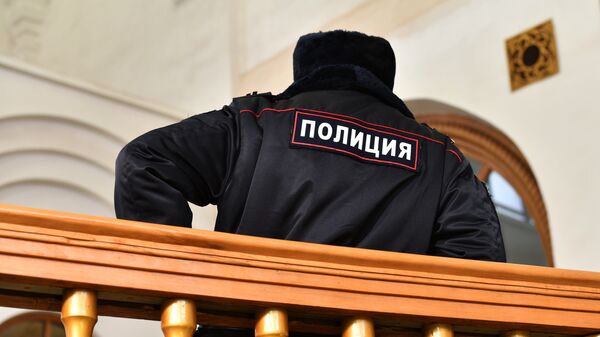 Сотрудник полиции на станции метро Сотрудник полиции на станции метро