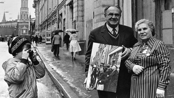 Анна Трушкина и фотокорреспондент Евгений Халдей, снимавший ее в первый день войны Анна Трушкина и фотокорреспондент Евгений Халдей, снимавший ее в первый день войны