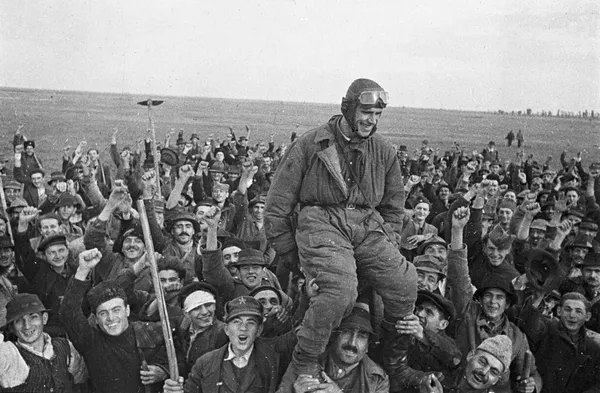 Жители деревни Омолица приветствуют советского летчика Семена Бойко, прилетевшего первым на югославскую землю