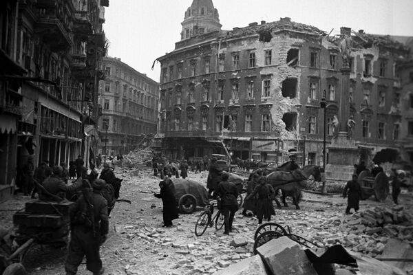 В одном из кварталов освобожденного от фашистов Будапешта, февраль 1945 В одном из кварталов освобожденного от фашистов Будапешта, февраль 1945