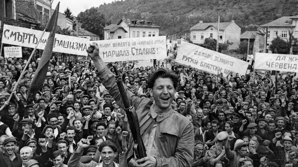 Жители города Ловеч встречают советских воинов-освободителей. Вторая Мировая война 1939-1945 годов