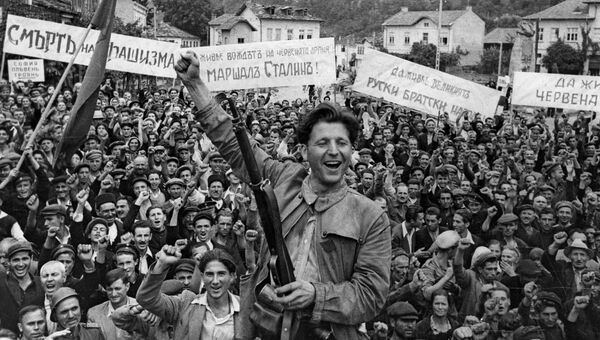 Жители города Ловеч встречают советских воинов-освободителей. Вторая Мировая война 1939-1945 годов Жители города Ловеч встречают советских воинов-освободителей. Вторая Мировая война 1939-1945 годов