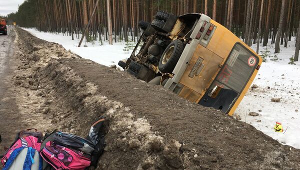 На месте ДТП со школьным автобусом в Лодейнопольском районе Ленинградской области. Архивное фото На месте ДТП со школьным автобусом в Лодейнопольском районе Ленинградской области. Архивное фото