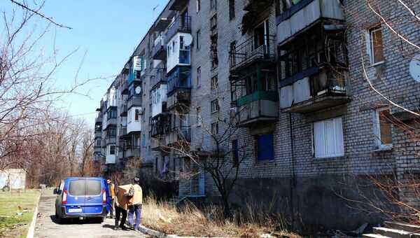 Многоквартирный жилой дом в Донецке, поврежденный в результате обстрелов. 22 марта 2017 Многоквартирный жилой дом в Донецке, поврежденный в результате обстрелов. 22 марта 2017