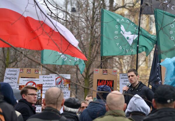 Участники митинга против возросшего числа украинских мигрантов в Варшаве. 18 марта 2017 года Участники митинга против возросшего числа украинских мигрантов в Варшаве. 18 марта 2017 года