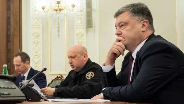 Президент Украины Петр Порошенко и секретарь Совета национальной безопасности и обороны Александр Турчинов во время заседания Совета национальной безопасности и обороны в Киеве. 15 марта 2017 года Президент Украины Петр Порошенко и секретарь Совета национальной безопасности и обороны Александр Турчинов во время заседания Совета национальной безопасности и обороны в Киеве. 15 марта 2017 года