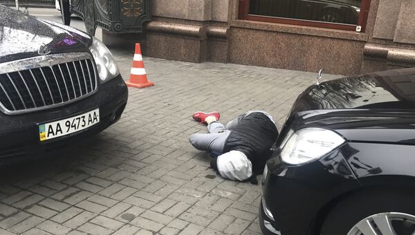 Тело мужчины возле места убийства бывшего депутата Госдумы России Дениса Вороненкова в Киеве, Украина. 23 марта 2017 Тело мужчины возле места убийства бывшего депутата Госдумы России Дениса Вороненкова в Киеве, Украина. 23 марта 2017