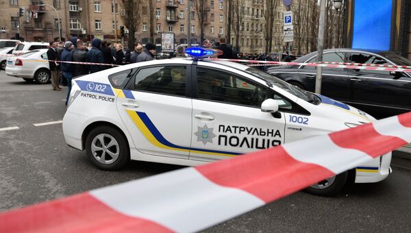 Полицейский автомобиль на месте убийства бывшего депутата Государственной Думы РФ Дениса Вороненкова в Киеве Полицейский автомобиль на месте убийства бывшего депутата Государственной Думы РФ Дениса Вороненкова в Киеве