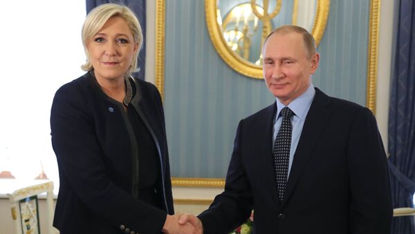 Президент РФ Владимир Путин и лидер политической партии Франции Национальный фронт, кандидат в президенты Франции Марин Ле Пен во время встречи. 24 марта 2017 Президент РФ Владимир Путин и лидер политической партии Франции Национальный фронт, кандидат в президенты Франции Марин Ле Пен во время встречи. 24 марта 2017