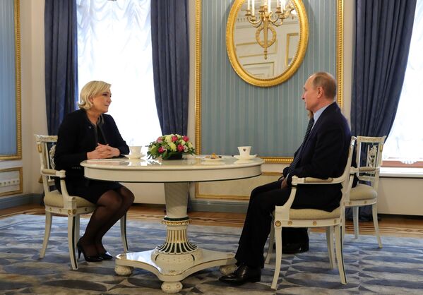 Президент РФ Владимир Путин и лидер политической партии Франции Национальный фронт, кандидат в президенты Франции Марин Ле Пен во время встречи. 24 марта 2017 Президент РФ Владимир Путин и лидер политической партии Франции Национальный фронт, кандидат в президенты Франции Марин Ле Пен во время встречи. 24 марта 2017