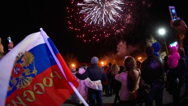 Праздничный салют в честь третьей годовщины воссоединения Крыма с Россией в Севастополе. 18 марта 2017 года Праздничный салют в честь третьей годовщины воссоединения Крыма с Россией в Севастополе. 18 марта 2017 года
