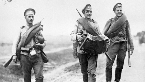 Группа русских солдат дезертирует с фронта Группа русских солдат дезертирует с фронта