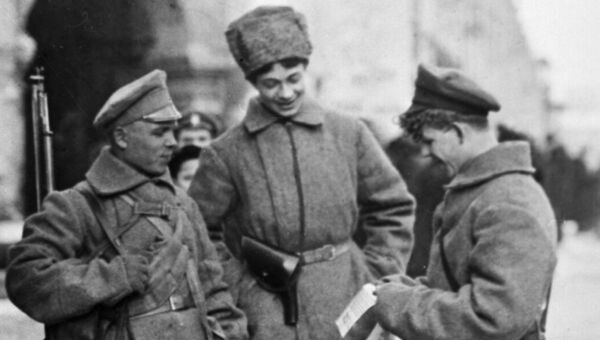 Вооруженные красногвардейцы читают листовку на улице Петрограда Вооруженные красногвардейцы читают листовку на улице Петрограда