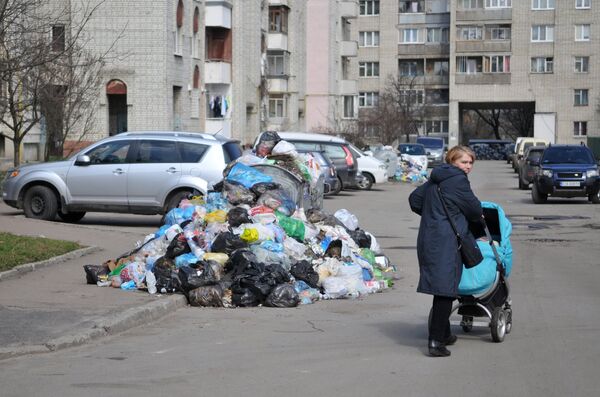 Фото с мусором на улице города