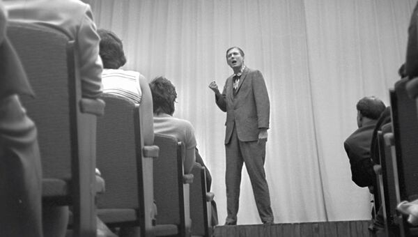 Поэт Евгений Евтушенко (на сцене) читает свои стихи. 1962 год Поэт Евгений Евтушенко (на сцене) читает свои стихи. 1962 год