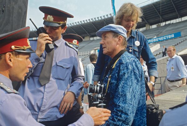 Евгений Евтушенко на международном рок-фестивале в Лужниках. 1989 год Евгений Евтушенко на международном рок-фестивале в Лужниках. 1989 год