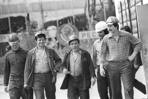 Рабочие осепрокатного цеха Днепровского металлургического завода. 1982 год Рабочие осепрокатного цеха Днепровского металлургического завода. 1982 год