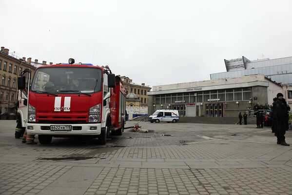 Аварийные службы у станции метро Сенная площадь в Санкт-Петербурге Аварийные службы у станции метро Сенная площадь в Санкт-Петербурге