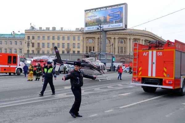Автомобили спецслужб у станции метро Технологический институт в Санкт-Петербурге. 3 апреля 2017 Автомобили спецслужб у станции метро Технологический институт в Санкт-Петербурге. 3 апреля 2017
