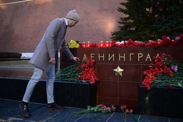 Цветы в память о погибших в метро Санкт–Петербурга Цветы в память о погибших в метро Санкт–Петербурга
