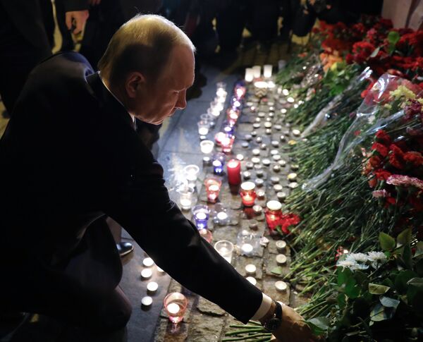 Президент РФ Владимир Путин во время возложения цветов у станции метро Технологический институт в Санкт-Петербурге Президент РФ Владимир Путин во время возложения цветов у станции метро Технологический институт в Санкт-Петербурге