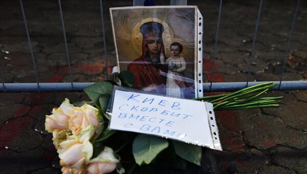 Цветы у посольства РФ в Киеве в память о погибших в результате взрыва в метро Санкт-Петербурга Цветы у посольства РФ в Киеве в память о погибших в результате взрыва в метро Санкт-Петербурга
