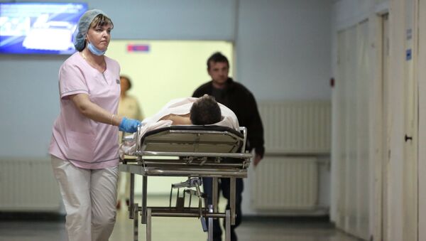 Сотрудница транспортируют пациента в НИИ скорой помощи имени И.И. Джанелидзе в Санкт-Петербурге Сотрудница транспортируют пациента в НИИ скорой помощи имени И.И. Джанелидзе в Санкт-Петербурге