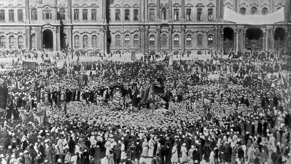 Демонстрация на Дворцовой площади в день празднования 1 Мая 1917 года Демонстрация на Дворцовой площади в день празднования 1 Мая 1917 года
