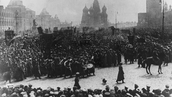 Церемониальный марш-парад солдатских и рабочих организаций на Красной площади в Москве. 1 мая. 1917 год Церемониальный марш-парад солдатских и рабочих организаций на Красной площади в Москве. 1 мая. 1917 год