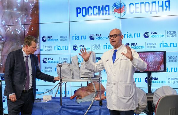 Заведующий кафедрой урологии МГМСУ им. А.И. Евдокимова Дмитрий Пушкарь на презентации российского ассистирующего роботохирургического комплекса в МИА Россия сегодня Заведующий кафедрой урологии МГМСУ им. А.И. Евдокимова Дмитрий Пушкарь на презентации российского ассистирующего роботохирургического комплекса в МИА Россия сегодня
